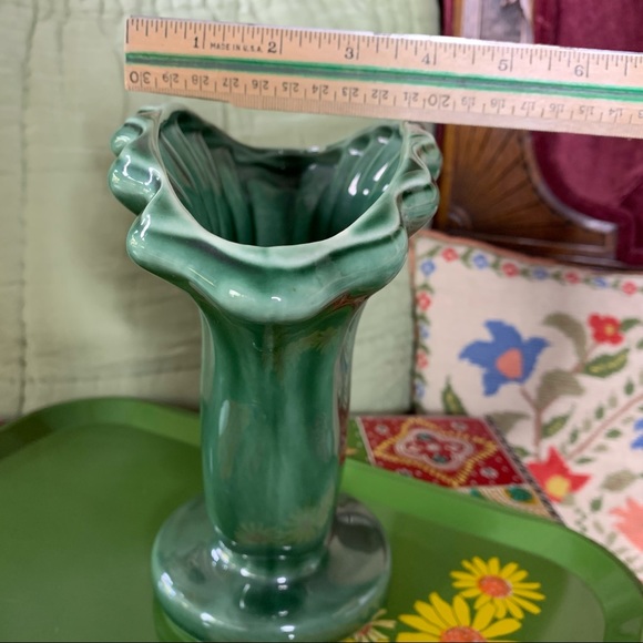 USA Pottery Fan Vase - Picture 9 of 10